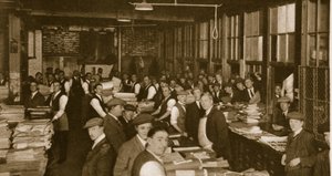 Vendeurs de journaux se rassemblant pour récupérer les journaux du lendemain à vendre, Carmelite House - English Photographer